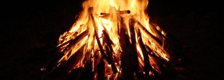 How to Build a Great Campfire This Weekend